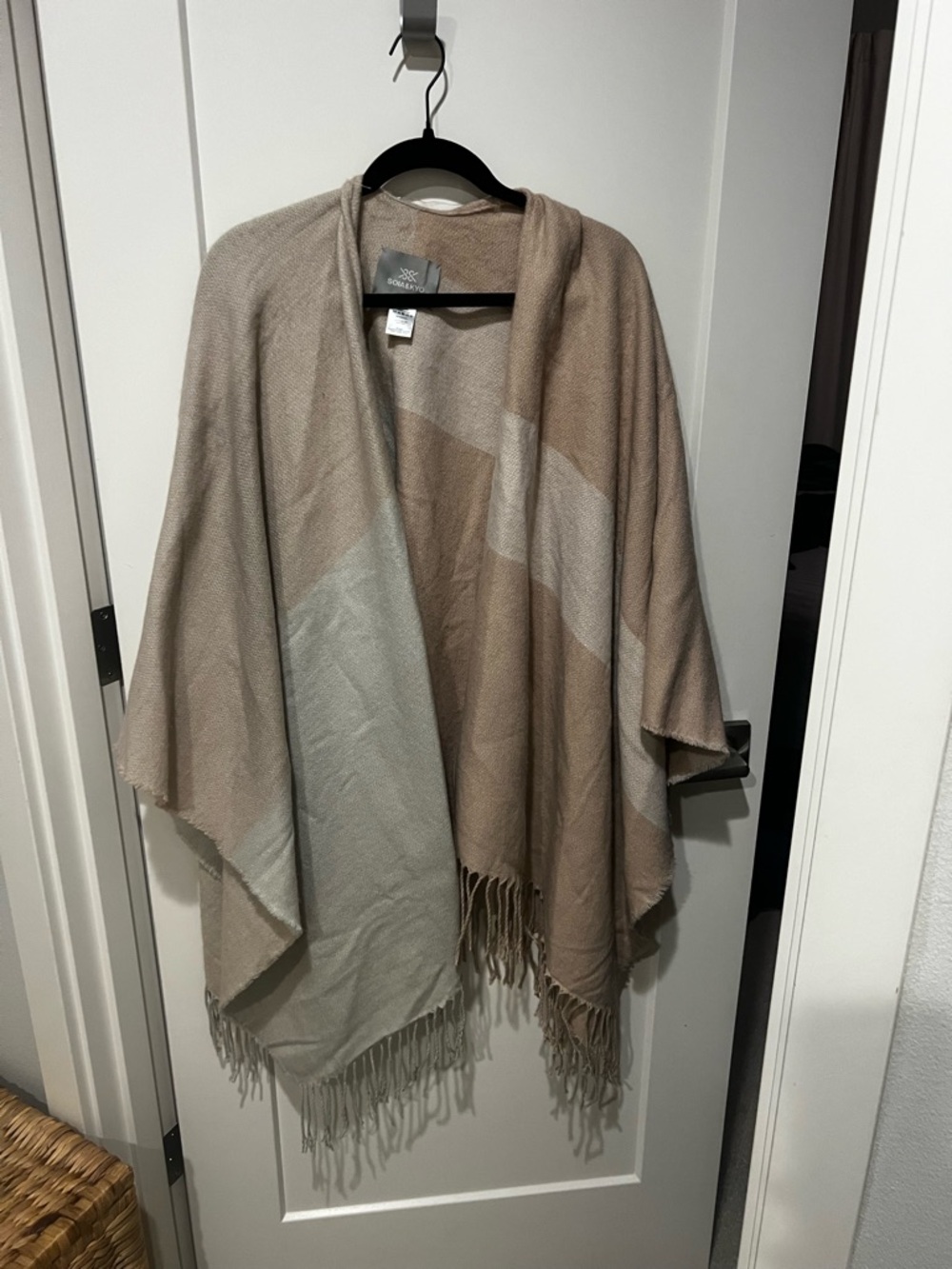 Soia & Kyo Beige and Cream Fringed Wrap Never worm